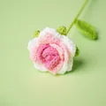 Rosa hecha a mano a ganchillo rosa y blanca con hojas verdes para decorar el hogar - Rosa Rojo Rosa Degradada Puntiaguda