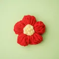 Handgefertigte 6 cm große Häkelblume in leuchtendem Rot und Gelb für Kleidungszubehör - Rot und Gelb