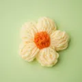 Handgemachte gehäkelte Puffblume in weichem Gelb und Orange - Gelb und Orange