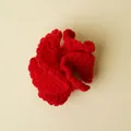 Handgemaakte rode gebreide anjerbloemkop van wol voor knutselen en woondecoratie - Rood Anjer Kop