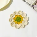 Sottobicchiere a margherita fatto a mano all'uncinetto con petali bianchi e gialli - Sottobicchiere Piccolo Fiore / Beige