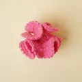 Mooie handgemaakte roze gehaakte anjerbloemkop voor creatieve doe-het-zelf en decoratie - Rozerood Anjer Kop