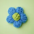 Handgefertigte 6cm gehäkelte Puffblume in Blau und Grün für Bekleidungszubehör Deko - Blau und Grün