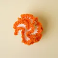Handgemaakte gehaakte anjerbloemkop in oranje en wit voor DIY bloemenkunst ambacht - Verloop Oranje Anjer Kop