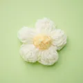 Handgefertigte 6 cm große gehäkelte Puffblume in Weiß und Gelb für DIY-Bastelarbeiten - Weiße Blume Gelbe Mitte