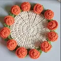Sottobicchiere rotondo fatto a mano all'uncinetto con un bordo di rose arancioni - Sottobicchiere Rosa / Arancione