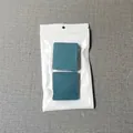 Par de clips cuadrados para cortina de ducha color verde azulado en embalaje protector blanco - Color sólido / Paquete de 2 / Azul