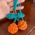 Ciondolo per borsa a forma di ciliegia all'uncinetto fatto a mano con frutti arancio - Ciondolo per Auto / Taglia S / Arancione