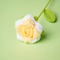 Exquisita rosa hecha a mano a ganchillo con pétalos de lana blancos y amarillos y tallo - Rosa Amarilla Degradada Puntiaguda