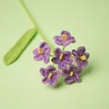 Handgemaakte paarse gehaakte vergeet-mij-niet bloem op een minimalistische groene achtergrond. - Donkerpaars vergeet-mij-nietje