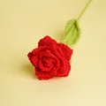Rosa roja hecha a mano a ganchillo con tallo y hoja verde, decoración artesanal - Rosa Roja Sólida Puntiaguda