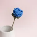 Wunderschöne handgestrickte blaue Häkelrose in einer eleganten weißen Keramikvase - Blaue Bubble Rose