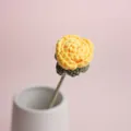 Handgemaakte gehaakte rozenbloem in een levendige gele variant voor huisdecoratie - Gele Bellenroos