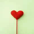 Flor de ganchillo de corazón rojo hecha a mano para decoración de regalo de San Valentín - 1 Pieza / Rojo