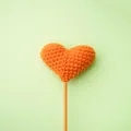 Flor de corazón de ganchillo naranja hecha a mano en palo para decoración de regalos - 1 Pieza / Naranja