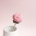 Handgemaakte gehaakte roze rozenbloem single stem variant getoond in witte vaas - Roze Bellenroos