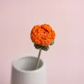Handgemaakte oranje gehaakte roos in een witte vaas voor een Valentijnsdag cadeau - Oranje Bubble Roos