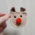 Handgemaakte gehaakte rendierbroche met een grote rode neus voor kerstcadeaus - Eland