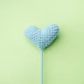 Corazón de ganchillo azul claro hecho a mano en varilla para regalos y celebraciones - 1 Pieza / Azul claro