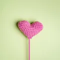 Tallo de flor creativo con forma de corazón rosa tejido a crochet para decoración - 1 Pieza / Rosa rojo