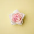 Delicada rosa de ganchillo hecha a mano en degradado rosa y blanco para accesorios de ropa DIY - Cabeza De Rosa Puntiaguda / Rosa Degradado