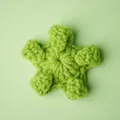 Flor de ganchillo verde hecha a mano para decorar ropa y accesorios de joyería - Cáliz de Rosa / Verde