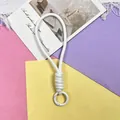Detailweergave van de witte verdikte gevlochten knoop en metalen ring aan het polskoord. - Telefoonsnoer / 1 Stuk / Wit
