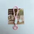 Cordón corto para teléfono tejido en rosa y blanco con anillo de llavero circular a juego - Rosa y Blanco
