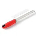 Râpe à zeste en acier inoxydable avec poignée rouge et couvercle blanc protecteur - Rouge en sachet