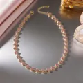 Detailansicht der Vintage-Halskette mit rosa Zirkon-Kleeblättern aus vergoldetem Edelstahl - Gezackter Kleeblatt-Gliederstil / Rosa