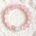 Elegante pulsera de cuentas de cuarzo rosa con cuarzo nieve para mujer sobre encaje blanco - Pulsera Fantasma Rosa Natural