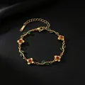 Detail eines vergoldeten Blumen- und Blattarmbandes mit roten Zirkonien und grüner Emaille. - Rote Blume Grünes Blatt Stil (0740a) / Rote Blumen Grüne Blätter