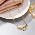 Nahaufnahme einer goldenen Edelstahlkette mit einzigartigem Doppelhand-Ringverschluss - Hände halten Ring Stil (X0006) / Goldene Hände Anhänger Halskette