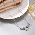 Detailansicht einer silbernen Edelstahlkette mit einem einzigartigen Doppelhändedruck-Ring - Hände halten Ring Stil (X0006) / Stahlfarbene Hände Anhänger Halskette