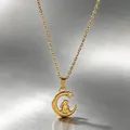 Nahaufnahme einer vergoldeten Halskette mit Stern-, Mond- und Hasenanhänger aus Edelstahl. - Stern Mond Jade Hase Halskette / Gold