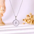 Detailansicht der silbernen Edelstahlkette mit weißem Emaille-Anhänger Buchstabe A - Weiße Emaille Buchstabe A / 40+5cm / Silber