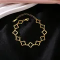 Detailansicht eines eleganten, hohlen Kleeblatt-Armbands aus vergoldetem Titanstahl - Goldenes Hohlherz Armband / Gold