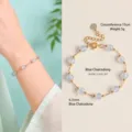 Delicada pulsera de cuentas de calcedonia azul con cadena de acento dorada para mujer - Pulsera de Calcedonia Azul