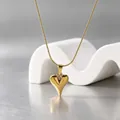 Minimalistischer 3D-Herzanhänger an einer eleganten Schlangenknochenkette aus Gold. - Goldene Herz Schlangenkette Halskette / Gold