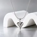 Nahaufnahme eines minimalistischen 3D-Herzanhängers aus Edelstahl an einer Schlangenkette - Silberne Herz Schlangenkette Halskette / Stahlfarben