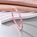 Detailaufnahme eines elastischen Bambus-Armbands aus rosa Emaille und vergoldetem Stahl - Bambus Armband / Rosa