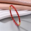 Detaillierte Nahaufnahme eines rotgoldenen Bambus-Gelenkarmbands aus Edelstahl für Damen - Bambus Armband / Rot