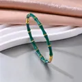 Elegantes grünes und goldenes elastisches Armband im Bambus-Stil auf Requisiten - Bambus Armband / Grün