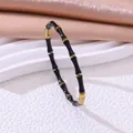 Detailansicht des schwarz-goldenen Emaille-Bambusarmreifs aus rostfreiem Edelstahl - Schwarz & Gold