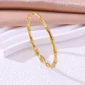 Elegante goudvergulde roestvrijstalen bamboe armband voor dames met een modern design - Puur Goudkleur