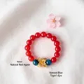 Elastischer Ring aus natürlichem rotem Achat und blauem Tigerauge mit einer Goldblume - 4mm Perlendurchmesser / Natürlicher Achat und blaues Tigerauge