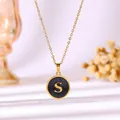 Detailansicht der goldfarbenen Edelstahlkette mit schwarzem Emaille-Anhänger Buchstabe S. - Schwarze Emaille Buchstabe S / 40+5cm / Gold