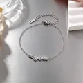 Detailansicht eines silbernen Edelstahlarmbands mit vier hohlen Katzenpfoten-Abdrücken - Katzenpfoten Armband / Silber