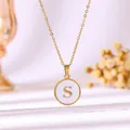 Vue détaillée d'un collier en acier doré avec pendentif en émail blanc lettre S. - Émail Blanc Lettre S / 40+5cm / Or