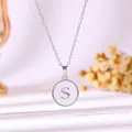 Vue détaillée d'un collier en acier inoxydable avec pendentif rond lettre S émail blanc. - Émail Blanc Lettre S / 40+5cm / Argent